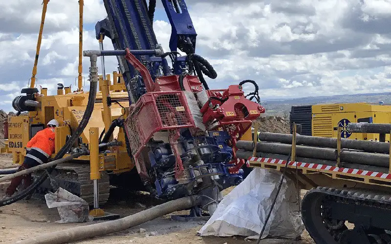 حفاری و نمونه گیری از عمق های مختلف